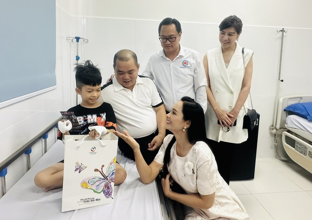 TS.BS.CKII Phan Minh Hoàng - Giám đốc Bệnh viện Phục hồi chức năng – Điều trị bệnh nghề nghiệp cùng bà Lê Lan Khanh - Giám đốc Quỹ từ thiện