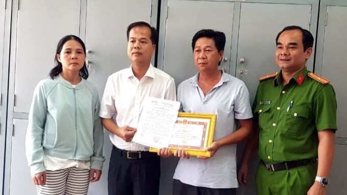 Lãnh đạo phường Xuân An tặng giấy khen đột xuất cho anh Nguyễn Trí Thành.