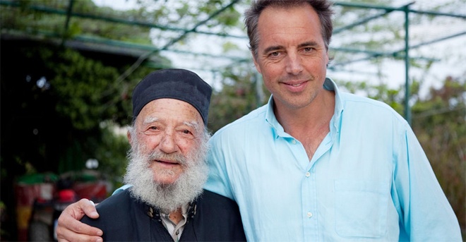 Dan Buettner cùng người dân trên đảo trường thọ Ikaria (Hy Lạp). Ảnh: Bluezones