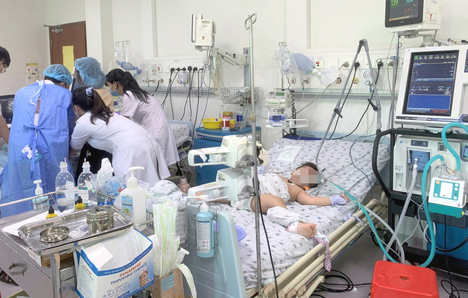 Một bé mắc tay chân miệng nguy kịch, phải thở máy tại Bệnh viện Nhi đồng thành phố vào ngày 1-6 - Ảnh: X.MAI