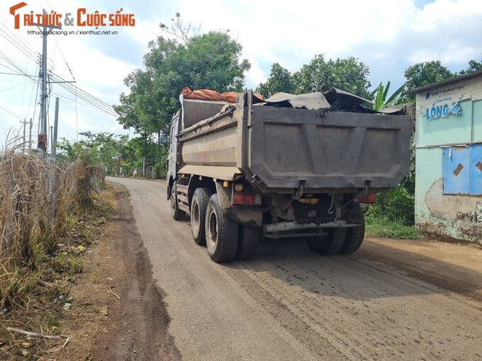 Từng đoàn xe vận chuyển bùn đất ra khỏi khu vực dự án