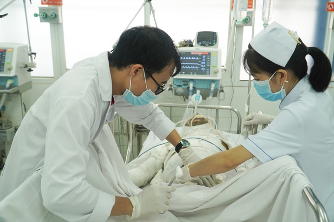Bác sĩ cấp cứu cho bệnh nhân trong vụ cháy phòng trọ ở Đồng Nai  (Ảnh: Bệnh viện Chợ Rẫy)