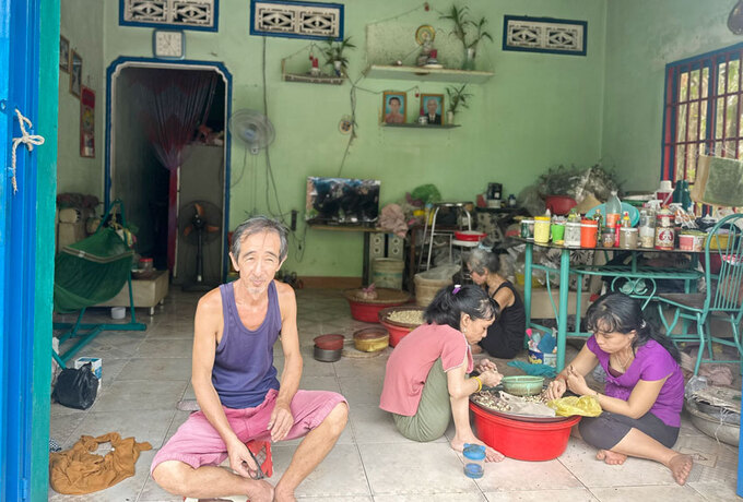 Không có công việc ổn định, gia đình bà Nguyễn Thị Gái chỉ còn cách nhận bóc vỏ hạt điều để kiếm tiền mưu sinh