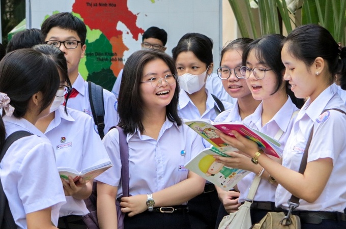 Học sinh ở Nha Trang vui vẻ với bạn bè trước giờ vào phòng thi. Ảnh: Kim Dung.