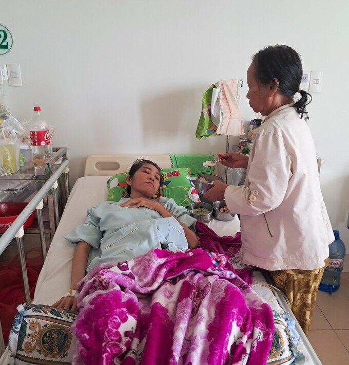 Chị Nguyễn Thị Mai Loan, mẹ của Hương bị ung thư giai đoạn cuối, sức khỏe quá yếu nên không thể tiếp tục điều trị.