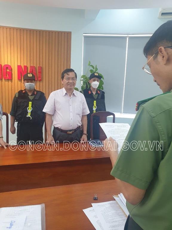Cơ quan ANĐT tống đạt Quyết định Khởi tố bị can và thi hành Lệnh bắt bị can để tạm giam đối với bị can Trần Minh Hùng - nguyên Hiệu trưởng Trường Đại học Đồng Nai