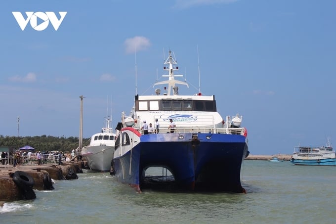 Tàu cao tốc đưa khách từ TP.Phan Thiết cập cảng Phú Quý (Ảnh: Đoàn Sĩ)