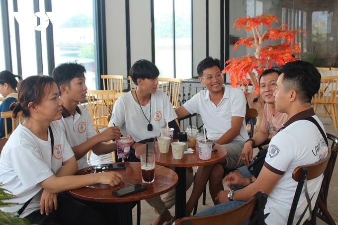 Các bạn trẻ nhóm Lang thang Phú Quý thường xuyên trao đổi, hỗ trợ nhau (Ảnh: Đoàn Sĩ)