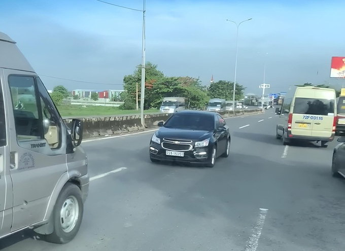 Hình ảnh người phụ nữ điều khiển ô tô ngang nhiên đi ngược chiều trên Quốc lộ 51