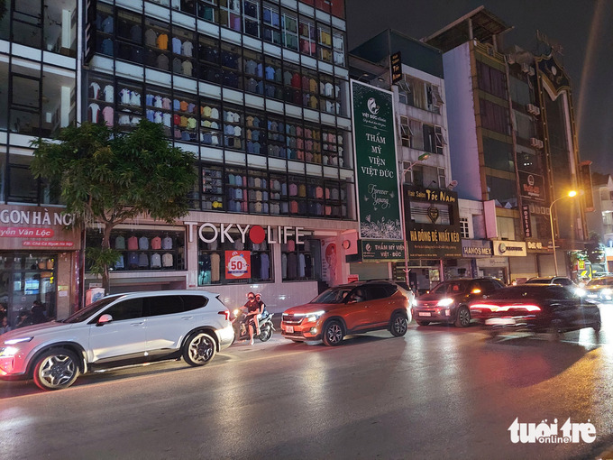 Một dãy phố tại Hà Nội bị cắt điện vào buổi tối - Ảnh: N.AN
