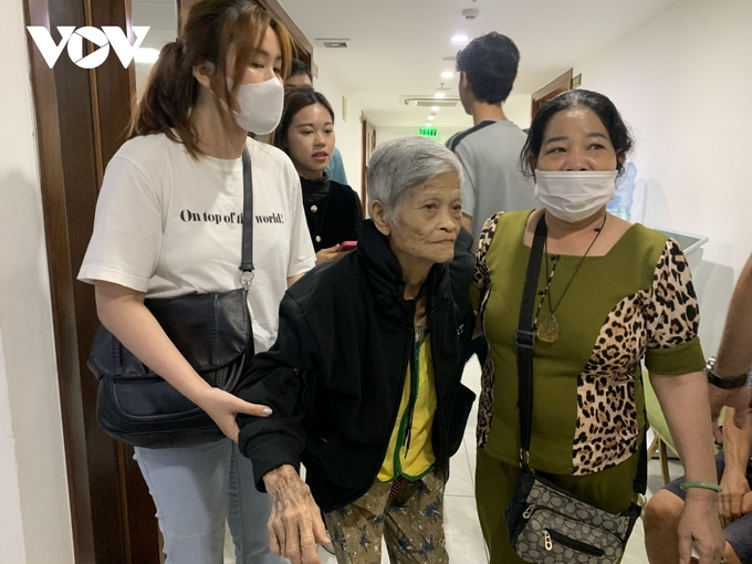 Cụ bà 85 tuổi bị người cùng mái ấm hành hạ, hiện sức khỏe đã tốt hơn trước