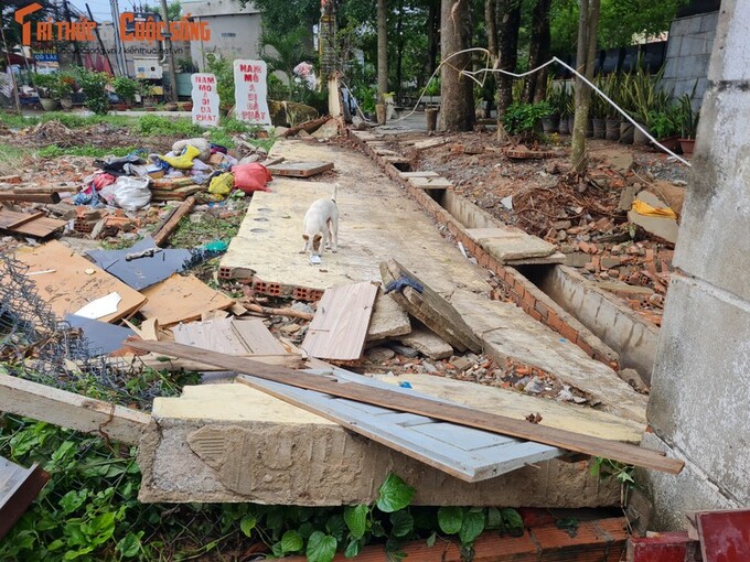 Một trong những đoạn tường chùa Phước Hưng cổ tự bị đổ sau trận mưa đêm 4.6.