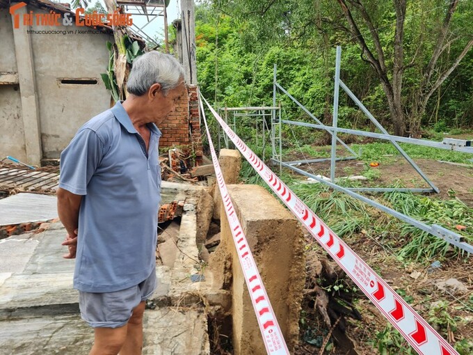 Bức tường giáp ranh giữa nhà ông và KCN Nhơn Trạch 3 bị đổ khiến một nhà kho của ông bị đổ cùng nhiều tài sản hư hỏng do ngập nước.