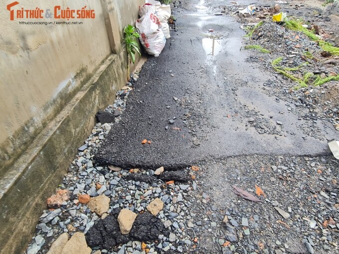Sau cơ mưa khiến con đường đang sử dụng được 5 tháng đã hư hỏng khiến người dân vô cùng ngỡ ngàng và hoài nghi về chất lượng công trình.