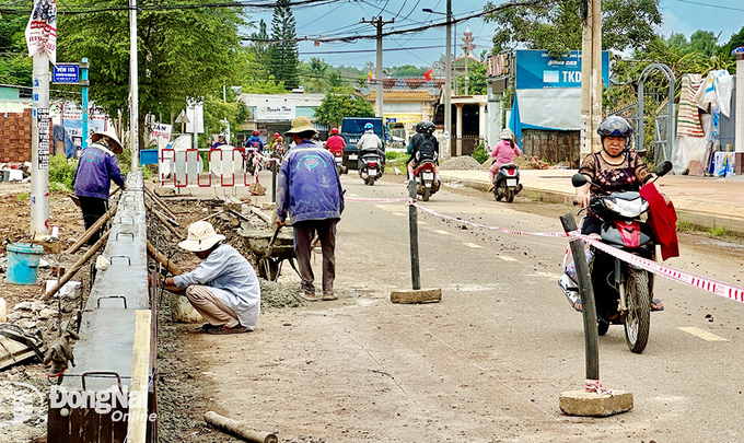 Đường Nguyễn Thị Minh Khai nối dài (P.Xuân Hòa, TP.Long Khánh) đang được thi công mở rộng