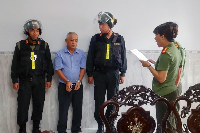 Vụ án ở Trường đại học Đồng Nai có sự chênh lệch về kết quả giám định giữa thanh tra và Ủy ban kiểm tra Tỉnh ủy Đồng Nai. Trong ảnh: Công an bắt tạm giam ông Phan Văn Thanh, nguyên kế toán Trường đại học Đồng Nai - Ảnh: Công an cung cấp