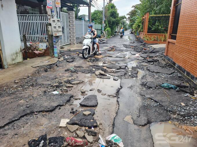 bề mặt lớp nền nhựa đường nóng không đồng nhất, chỗ dày, chỗ mỏng