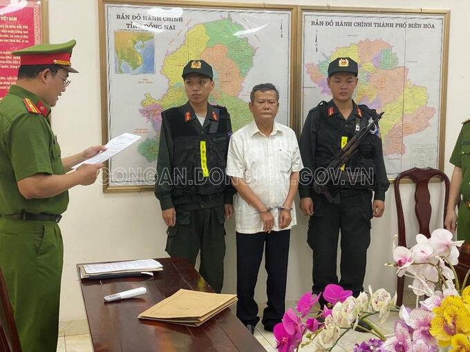 Cơ quan CSĐT Công an tỉnh tống đạt Quyết định Khởi tố bị can và thi hành Lệnh bắt bị can để tạm giam đối với ông Phan Duy Nghĩa – nguyên Trưởng phòng Quản lý đô thị huyện Trảng Bom