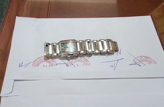 Chiếc đồng hồ được chị T. khẳng định trị giá gần 300 triệu đồng đã được giao trả lại. Ảnh: CTV