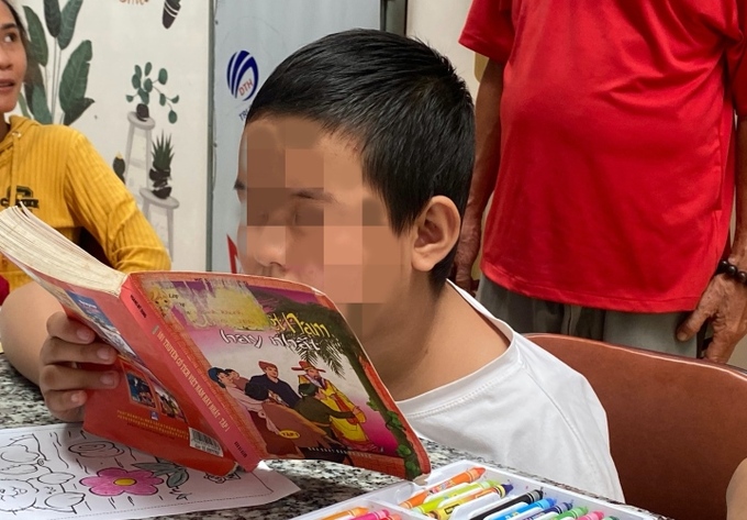 Vì liên tục xạ trị tại bệnh viện nên bé Kiều Oanh vẫn chưa đọc chữ thành thạo, dù vậy cháu vẫn luôn cố gắng tập đọc mỗi khi hết đợt xạ trị.