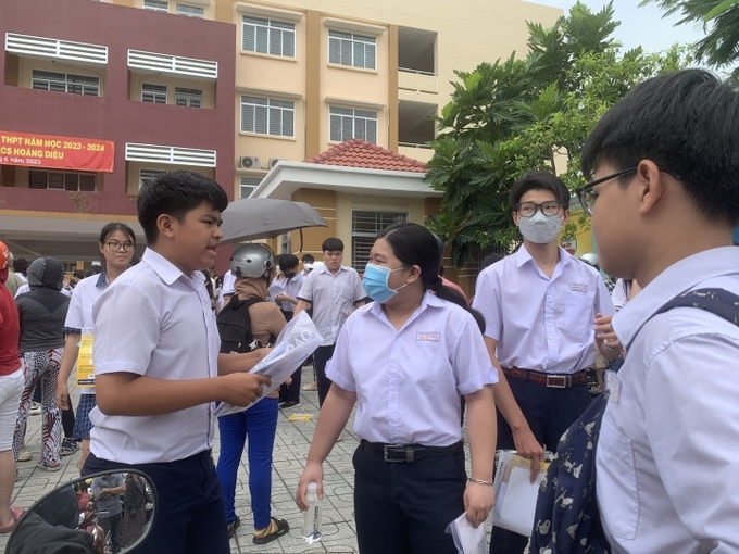Thí sinh dự thi tuyển sinh lớp 10 ngày 7/6 tại TP.HCM. (Ảnh: Lâm Ngọc)