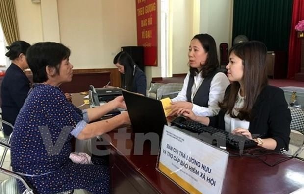 Chi trả lương hưu cho người lao động. (Ảnh: PV/Vietnam+)