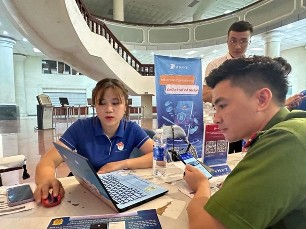 vnpt-phoi-hop-cung-bo-cong-an-trien-khai-cap-cccd-kich-hoat-dinh-danh-dien-tu-va-cung-cap-dich-vu-vnpt-smartca-tai-truong-dh-bach-khoa-ha-noi