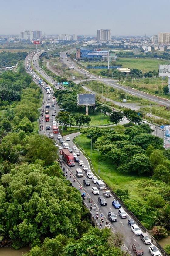 Đường dẫn cao tốc TPHCM - Long Thành - Dầu Giây vào đường Mai Chí Thọ luôn đông xe. Ảnh: HOÀNG HÙNG