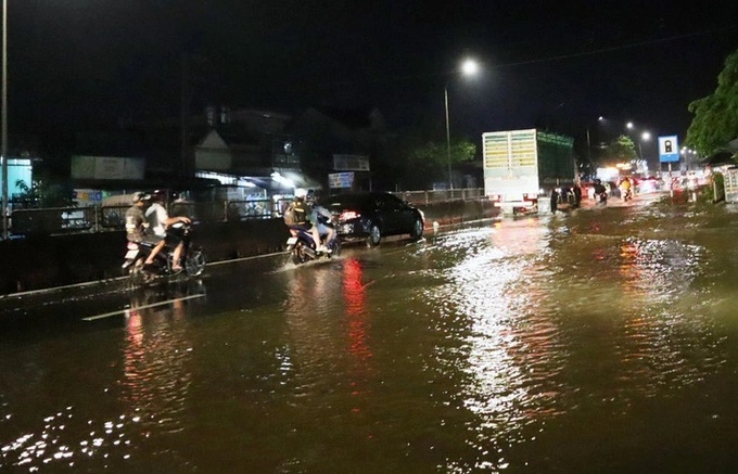Mưa lớn khiến quốc lộ 1, đoạn qua xã Hưng Lộc, huyện Thống Nhất, Đồng Nai ngập trong nước - Ảnh: XUÂN HẢI