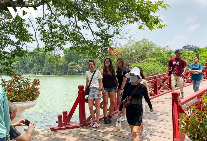 Du khách quốc tế tham quan Hà Nội đầu tháng 6/2023.
