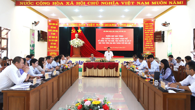 Đồng chí Tôn Thiện Đồng – Ủy viên Ban Thường vụ Tỉnh ủy, Bí thư Thành ủy Bảo Lộc phát biểu tại phiên họp