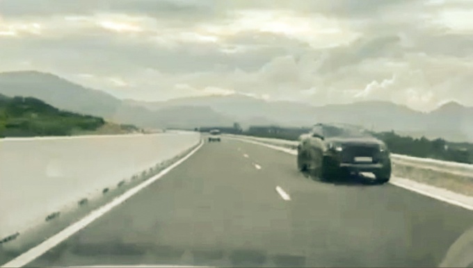Chiếc bác tải chạy ngược chiều trên cao tốc Nha Trang - Cam Lâm. Ảnh. L.N.