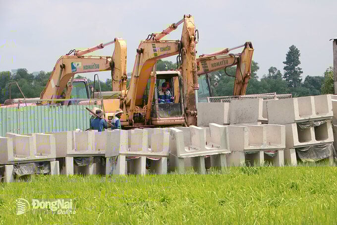 Do chưa có mặt bằng để xây dựng cầu Thống Nhất (thuộc dự án Đường trục trung tâm TP.Biên Hòa) nên các nhà thầu hiện chỉ có thể thi công đúc các cấu kiện bê tông. Ảnh: P.Tùng