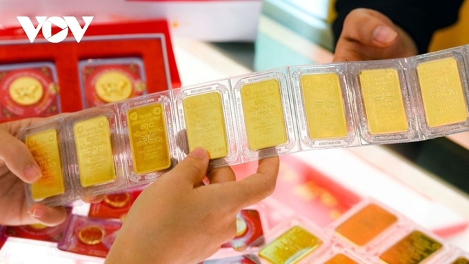 Vàng bán SJC cao hơn vàng thế giới gần 12,2 triệu đồng/lượng.