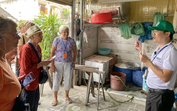 Du khách quốc tế tham quan Việt Trì, Phú Thọ.