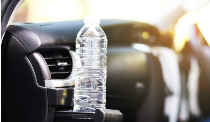 Để chai nước trên xe vào mùa hè có thể gây nguy hiểm.
