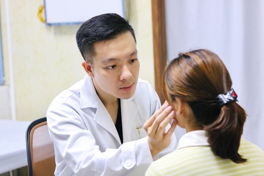 Bác sĩ thăm khám cho bệnh nhân