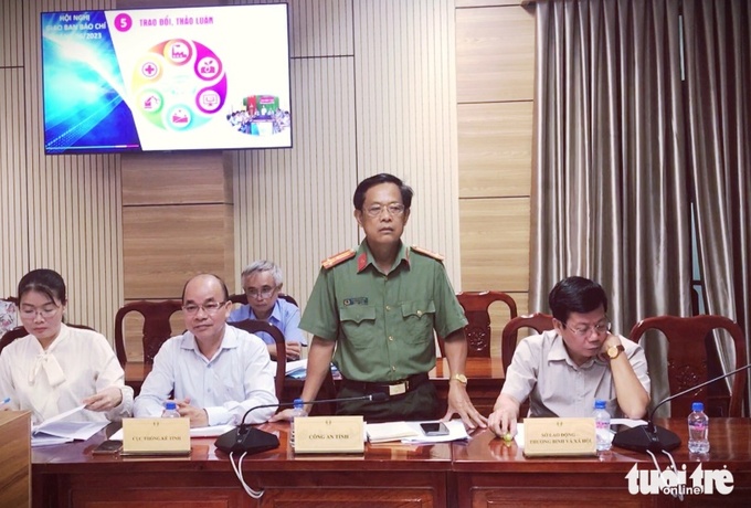Thượng tá Trần Trung Quốc - trưởng Phòng tham mưu Công an tỉnh Đồng Tháp - thông tin báo chí chiều 5-7 - Ảnh: ĐẶNG TUYẾT