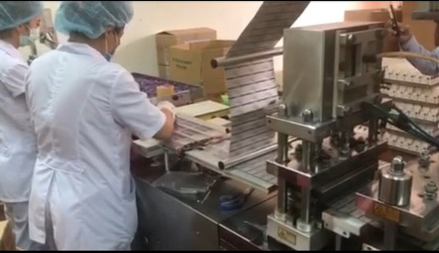 Công nhân được thuê đóng gói thuốc giả. (Ảnh: CACC).