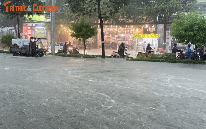 Đường Đồng Khởi cứ mưa là ngập