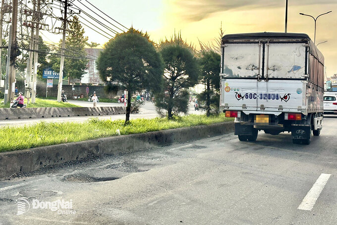 Các “ổ gà” trên quốc lộ 51, đoạn gần ngã ba Bến Gỗ thuộc P.An Hòa (TP.Biên Hòa). Ảnh: Đông Hồ