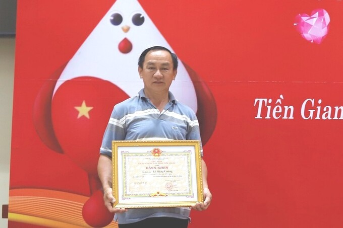 Anh Lê Hùng Cường nhận Bằng khen Tôn vinh người hiến máu tiêu biểu năm 2023 của UBND tỉnh Tiền Giang.