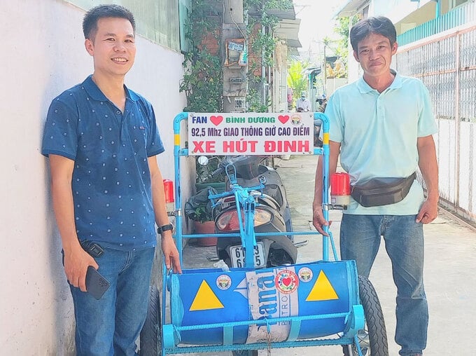Phóng viên Báo Bình Dương chụp ảnh lưu niệm với anh Phùng Hữu Hiệp - “hiệp sĩ hút đinh”