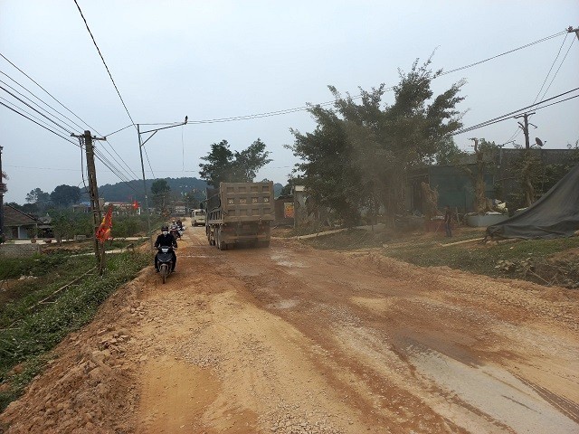 Tuyến đường vào xã Phượng Nghi bị xuống cấp trầm trọng, khi quanh khu vực này có nhiều điểm khai thác khoáng sản khiến người dân di chuyển khó khăn.