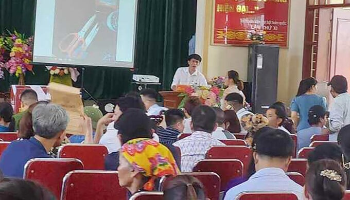Buổi đấu giá đất công khai 56 lô ở xã Quỳnh Hưng, huyện Quỳnh Lưu, Nghệ An. Ảnh: N.T
