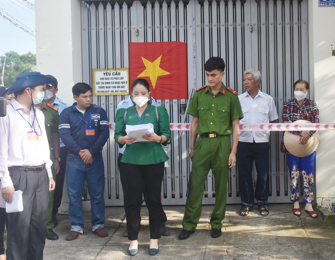 Bà Nguyễn Thị Thanh Vân, Chủ tịch UBND phường 11 (TP.Vũng Tàu) đọc quyết định cưỡng chế đối với một hộ dân