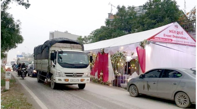 Rạp cưới lấn chiếm gần trọn lòng đường.