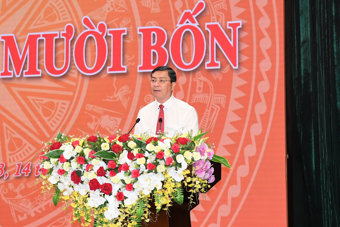 Ông Nguyễn Công Vinh, Phó Chủ tịch UBND tỉnh trình bày các tờ trình về lĩnh vực đầu tư công.