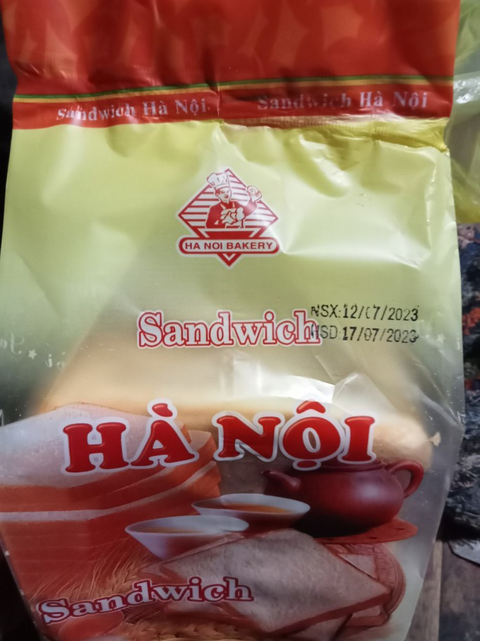 Bịch bánh ghi ngày sản xuất ngày 12-7, sau thời gian bán cho khách hàng