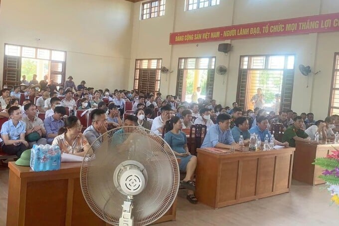 Nhiều người dân tham gia phiên đấu giá đất tại xã Quỳnh Hưng. Ảnh: Q. Hưng